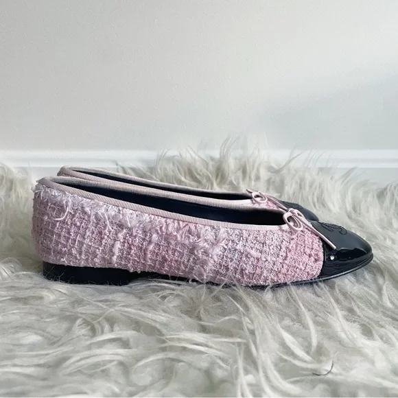 Chanel Pink Tweed Ballerina Flats Black Patent Leather Cap Toe CC Logo size 38 - Picture 2 of 13